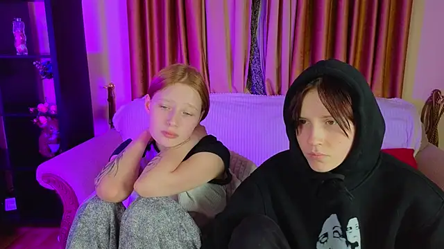 Snapshot of Tara_Lawson chatting on October 4, 2025, 7:04 pm Tara Lawson online show from October 4, 2025, 7:04 pm