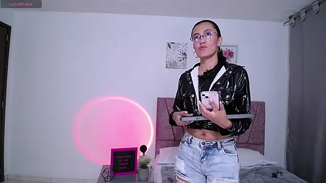 emma glowof online show from September 30, 2025, 1:33 am