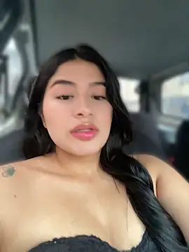 andrea gomes  online show from April 17, 2026, 8:44 pm