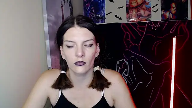 Snapshot of VanessaRey_ chatting on October 28, 2025, 8:02 am VanessaRey online show from October 28, 2025, 8:02 am