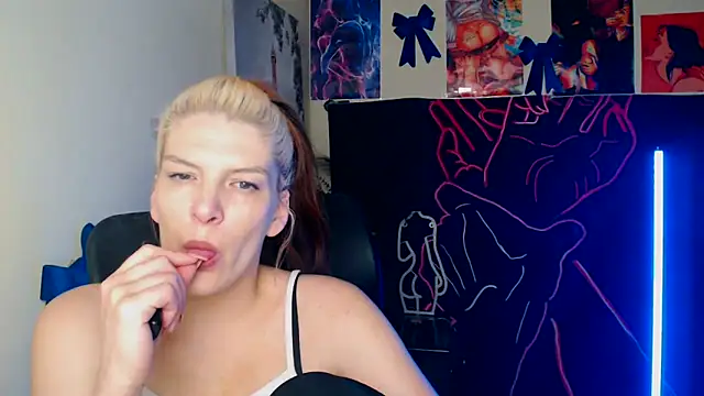 VanessaRey  online show from April 11, 2026, 6:00 pm