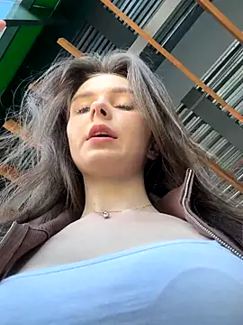 MilaBee online show from September 18, 2025, 8:28 am