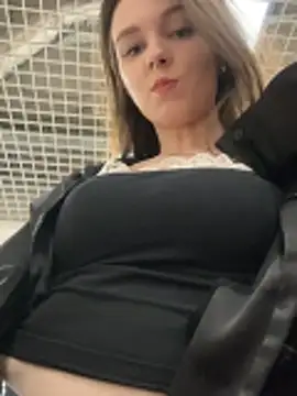 Snapshot of MilaBee chatting on February 12, 2026, 11:21 am MilaBee online show from February 12, 2026, 11:21 am