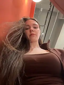 Snapshot of MilaBee chatting on March 1, 2026, 10:37 am MilaBee online show from March 1, 2026, 10:37 am