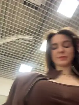 Snapshot of MilaBee chatting on February 22, 2026, 11:12 am MilaBee online show from February 22, 2026, 11:12 am