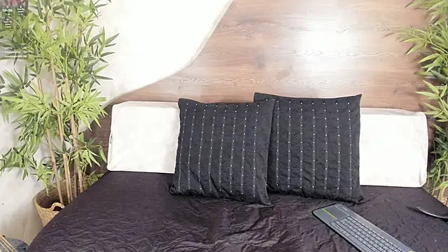 mia lacy  online show from September 26, 2025, 7:54 pm