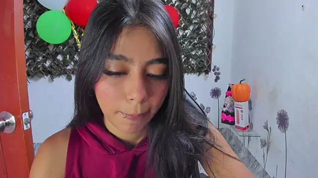 Sarahbrowm  online show from October 28, 2025, 7:46 pm