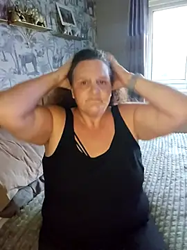 Snapshot of MissQueenBeex chatting on September 19, 2025, 5:28 pm MissQueenBeex online show from September 19, 2025, 5:28 pm