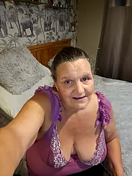 Snapshot of MissQueenBeex chatting on October 23, 2025, 8:51 pm MissQueenBeex online show from October 23, 2025, 8:51 pm