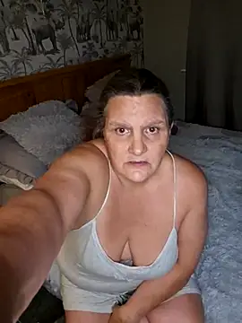 Snapshot of MissQueenBeex chatting on October 13, 2025, 7:59 pm MissQueenBeex online show from October 13, 2025, 7:59 pm