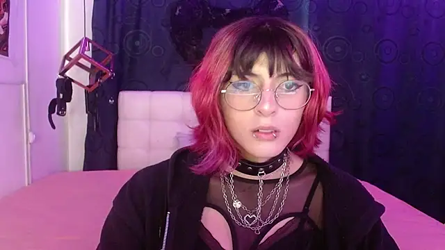 Snapshot of goth_minerva chatting on October 22, 2025, 1:32 pm goth minerva online show from October 22, 2025, 1:32 pm