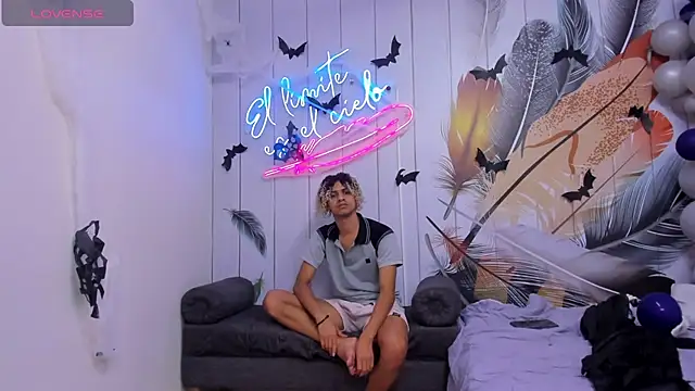 Snapshot of Meneaterss chatting on October 21, 2025, 8:30 pm Meneaterss online show from October 21, 2025, 8:30 pm