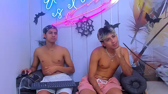 Snapshot of Meneaterss chatting on October 6, 2025, 11:22 am Meneaterss online show from October 6, 2025, 11:22 am