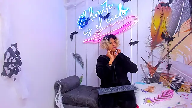 Snapshot of Meneaterss chatting on October 16, 2025, 10:12 am Meneaterss online show from October 16, 2025, 10:12 am