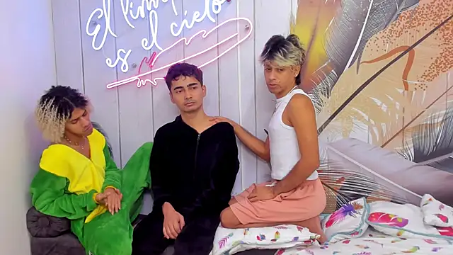 Snapshot of Meneaterss chatting on October 5, 2025, 11:12 am Meneaterss online show from October 5, 2025, 11:12 am