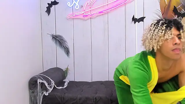 Snapshot of Meneaterss chatting on October 14, 2025, 11:22 am Meneaterss online show from October 14, 2025, 11:22 am