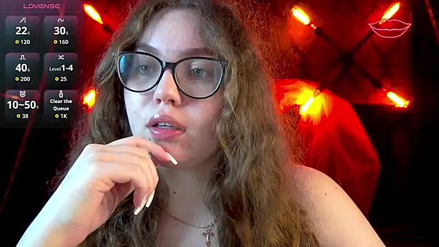 LuxSopphia online show from November 2, 2025, 8:25 pm