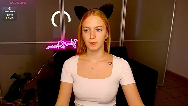 Snapshot of MirandaMayers chatting on October 14, 2025, 5:52 am MirandaMayers online show from October 14, 2025, 5:52 am