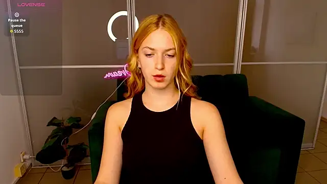 Snapshot of MirandaMayers chatting on October 8, 2025, 5:42 am MirandaMayers online show from October 8, 2025, 5:42 am