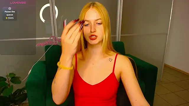 Snapshot of MirandaMayers chatting on September 26, 2025, 8:27 pm MirandaMayers online show from September 26, 2025, 8:27 pm