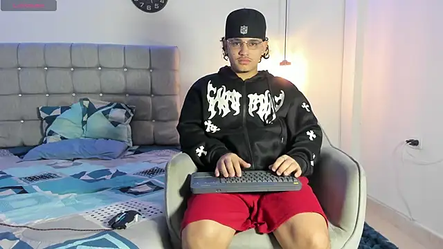 Snapshot of samxx_muscle chatting on October 29, 2025, 1:32 pm samxx muscle online show from October 29, 2025, 1:32 pm