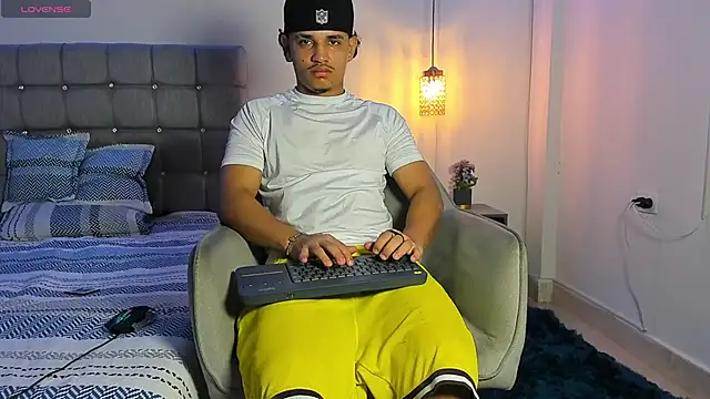 Snapshot of samxx_muscle chatting on October 5, 2025, 1:46 pm samxx muscle online show from October 5, 2025, 1:46 pm