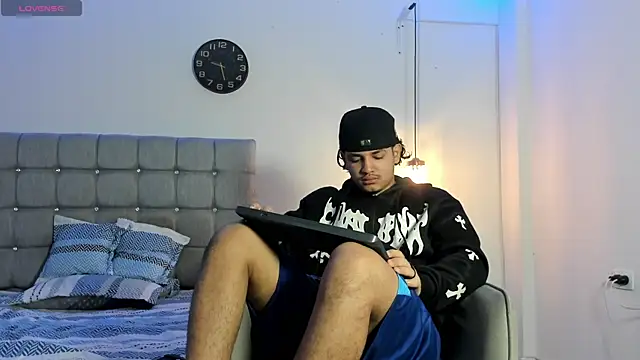 Snapshot of samxx_muscle chatting on October 16, 2025, 12:57 pm samxx muscle online show from October 16, 2025, 12:57 pm