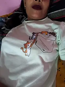 Snapshot of Eshna_Dabral chatting on October 31, 2025, 8:22 am Eshna Dabral online show from October 31, 2025, 8:22 am