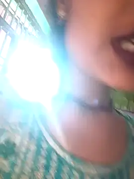 Snapshot of Eshna_Dabral chatting on October 8, 2025, 2:13 am Eshna Dabral online show from October 8, 2025, 2:13 am