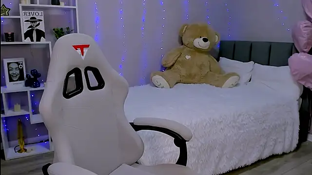 MelanieAlves online show from April 14, 2026, 2:44 pm