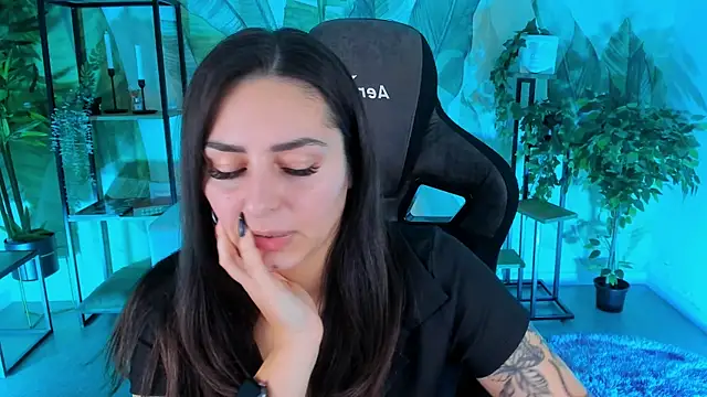 ValeriiMills online show from December 18, 2025, 2:43 pm