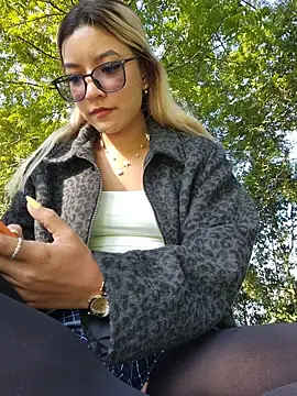 Snapshot of Pretty_roxxyy chatting on February 28, 2026, 12:49 pm Pretty roxxyy online show from February 28, 2026, 12:49 pm