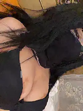 QueenLujaine online show from April 19, 2026, 1:23 pm