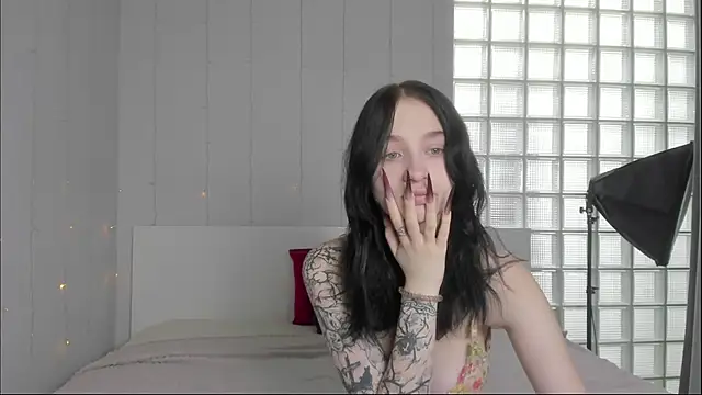 Snapshot of Chatty_Alice chatting on October 24, 2025, 1:04 am Chatty Alice online show from October 24, 2025, 1:04 am