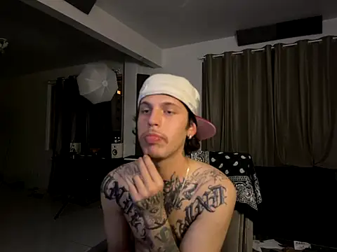 Snapshot of bigrosa21cm chatting on October 24, 2025, 10:20 pm bigrosa21cm online show from October 24, 2025, 10:20 pm