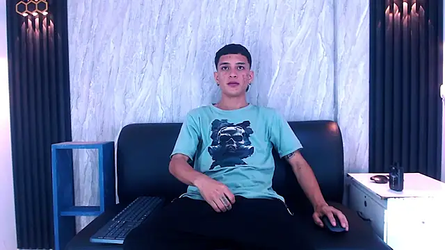 Snapshot of Matt_Ruso chatting on October 21, 2025, 3:39 am Matt Ruso online show from October 21, 2025, 3:39 am