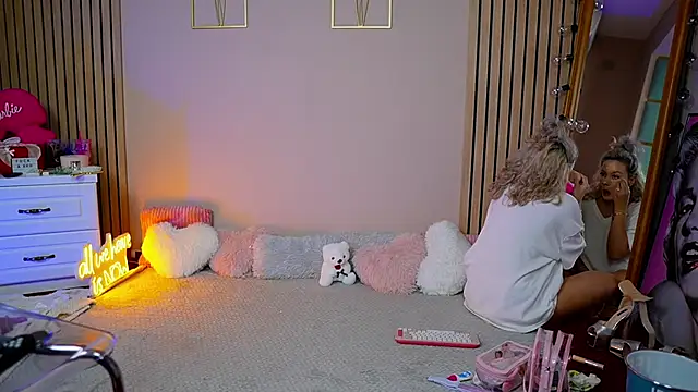 Snapshot of SabrinaJade chatting on September 9, 2025, 5:06 am SabrinaJade online show from September 9, 2025, 5:06 am