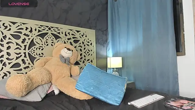 Snapshot of Amyblack__ chatting on December 18, 2025, 1:33 am Amyblack online show from December 18, 2025, 1:33 am