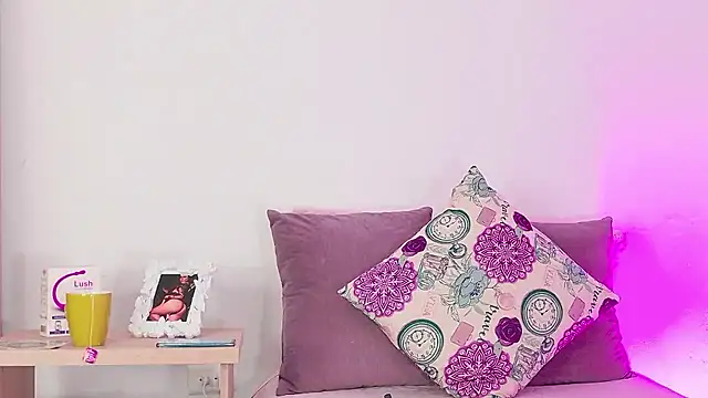 Snapshot of caro_hill chatting on January 13, 2026, 5:33 am caro hill online show from January 13, 2026, 5:33 am