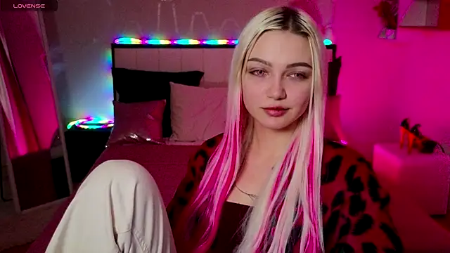 LinaLirian online show from November 12, 2025, 1:37 pm