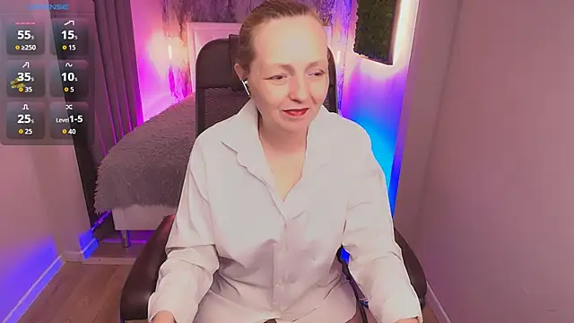 Snapshot of Karen_Villis chatting on October 7, 2025, 11:44 am Karen Villis online show from October 7, 2025, 11:44 am