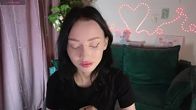  holly berry  online show from October 5, 2025, 1:40 am