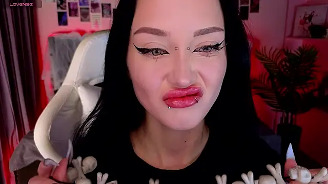  holly berry  online show from October 29, 2025, 2:10 am