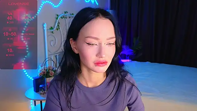  holly berry  online show from September 29, 2025, 1:45 am