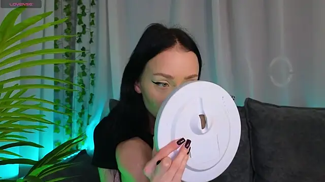  holly berry  online show from October 12, 2025, 1:29 am