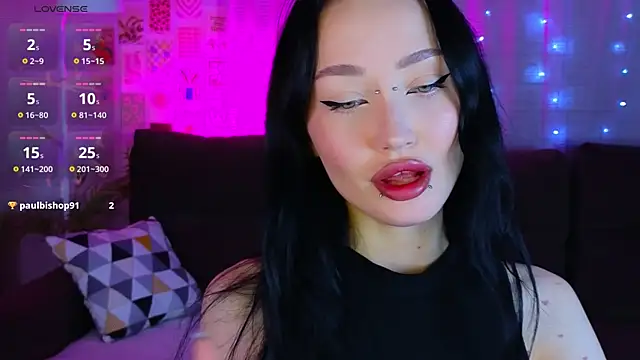  holly berry  online show from October 10, 2025, 1:50 am