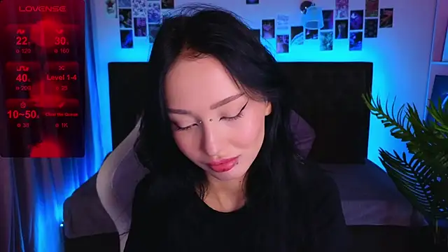  holly berry  online show from October 3, 2025, 1:42 am