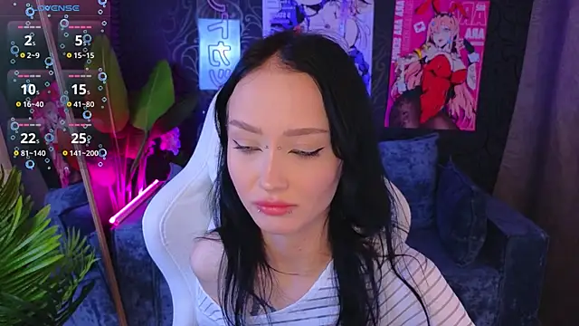  holly berry  online show from September 22, 2025, 8:20 am