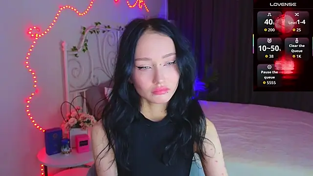  holly berry  online show from September 28, 2025, 1:23 am