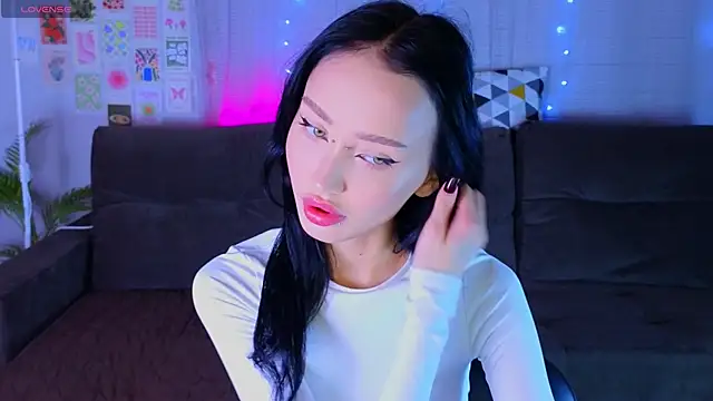  holly berry  online show from October 6, 2025, 2:02 am